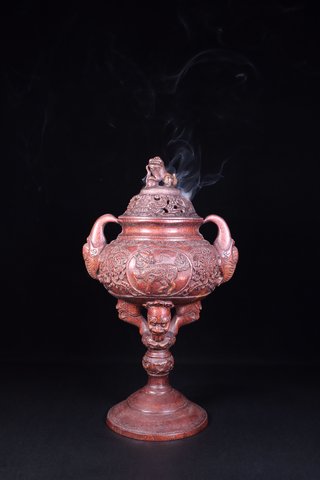 沉香木|旧藏：老沉香木雕高脚香薰。