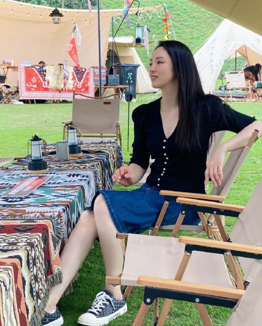 帅哥|39岁董璇三亚度假，穿短裙秀大长腿似少女，和女儿宛如复制粘贴