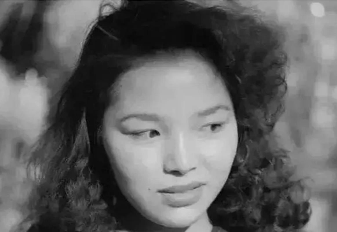 女匪首“一枝花”,看上了英俊营长,岂料是剿匪司令来卧底