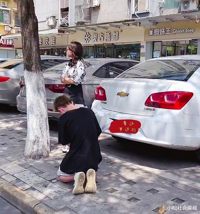 四川:七夕节,男子手捧鲜花跪在地上求爱,女生一脸冷漠看都不看