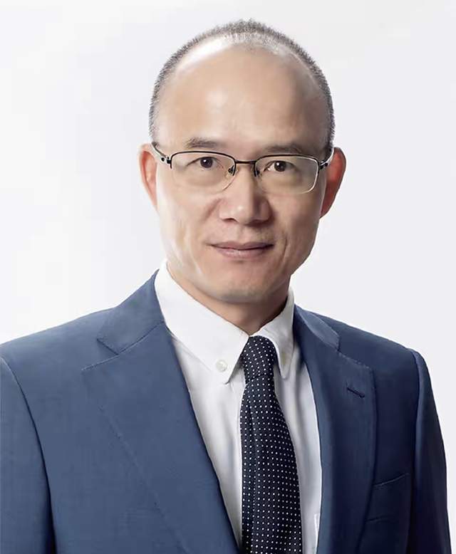 李冰冰|李冰冰与众富豪聚餐，小露香肩身材火辣，博纳总裁上海前首富均在