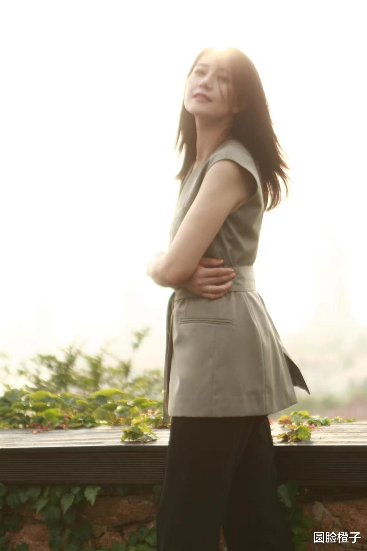 高圆圆越看越漂亮,无袖马甲配黑色长裤,长发披肩柔美知性
