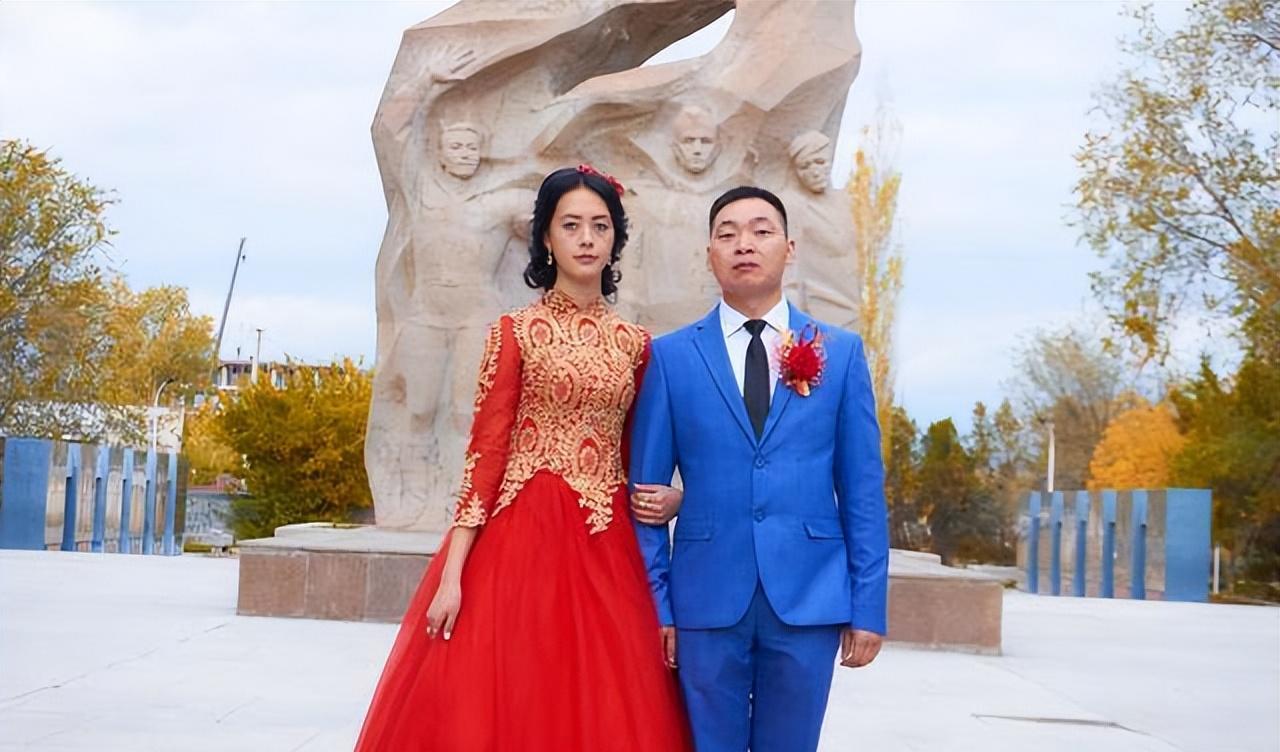 河南小伙出国养鸡:第1年睡鸡圈,10年卖鸡2000万只,娶外国美女