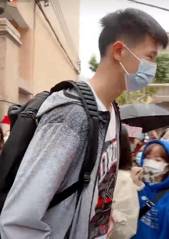 杜锋|广东随队记者爆料小将上调，被杜锋喂蛋糕的他是何许人也