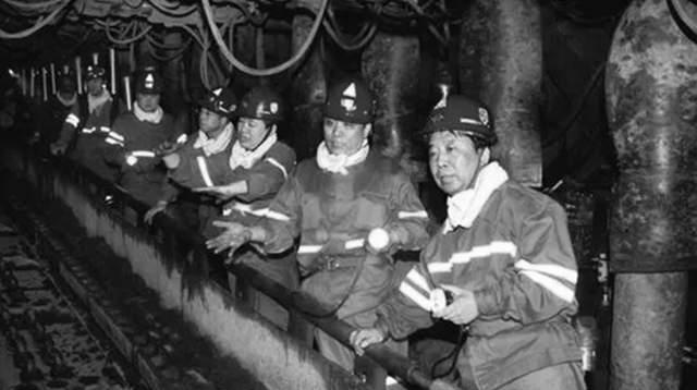1993年,“最美死刑犯”任雪穿着露脐装上路,被枪决前突然张开嘴