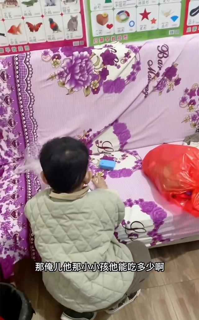 安徽一女子跳害羞舞想讨好丈夫,丈夫开门进来,直接就踹了她一脚