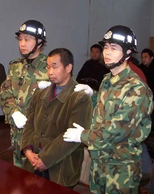2006年邱兴华走下法庭,含泪与妻子通话后押法场,枪毙前泪流满面
