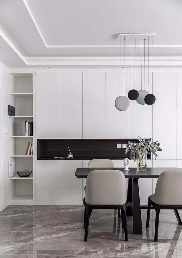 117平现代风三居室入户单独放置换鞋凳,将电视墙做在过道立面