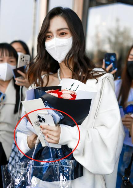 Angelababy|网传黄晓明baby已复合，女方录制恋爱综艺，晒手机壳：别烦美女