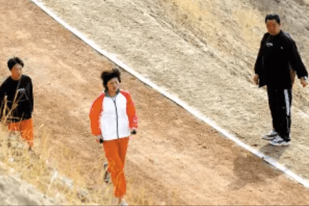 广州城|退役冠军艾冬梅：双脚畸形，街头抱娃卖菜，低价出售19枚奖牌