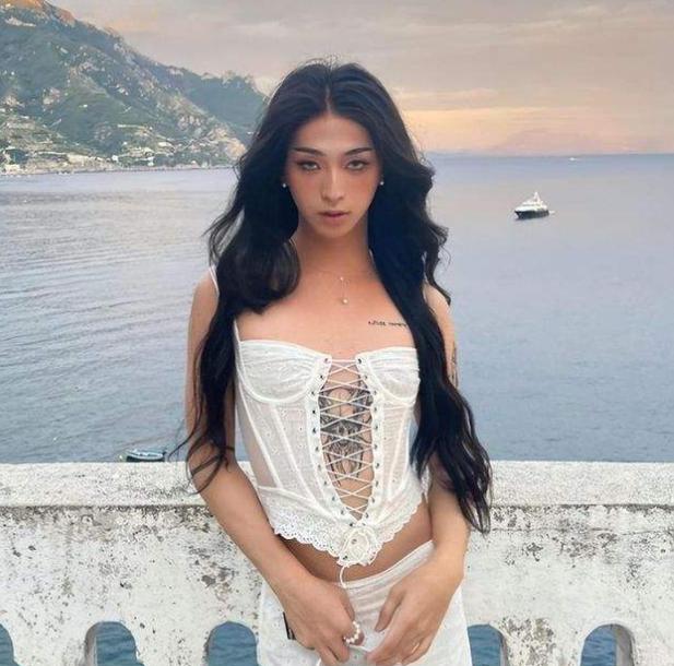 伊能静|伊能静否认儿子变性后,哈利裸上身戴兔子帽,眼神勾人吐舌头