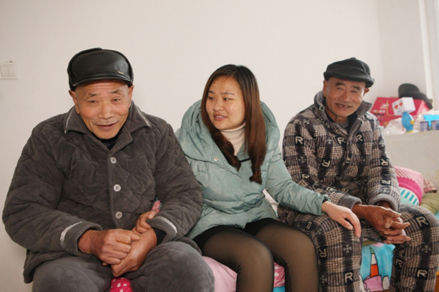 ?安徽女教师34岁未嫁,带两个年近8旬养父上班,称:要嫁一起嫁!