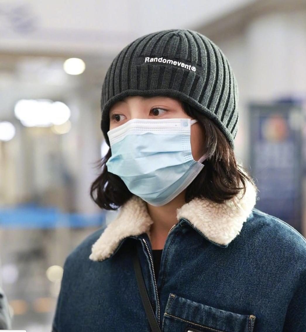 张子枫|卷入焉栩嘉风波后张子枫首次现身，目光无神显忧郁，已更换手机壳