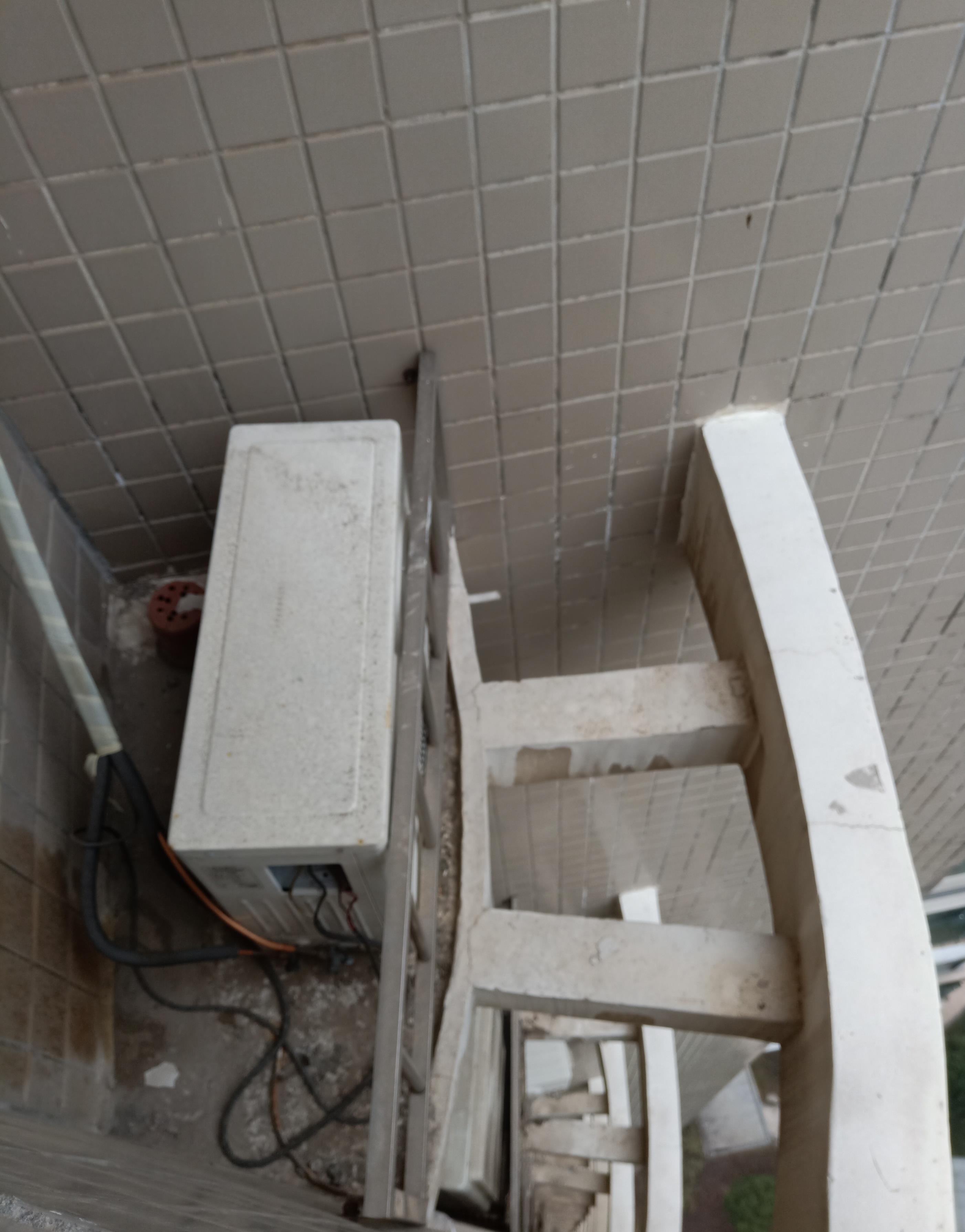 实在不明白,为什么空调外机,机位离窗户越来越远?安装都够不着