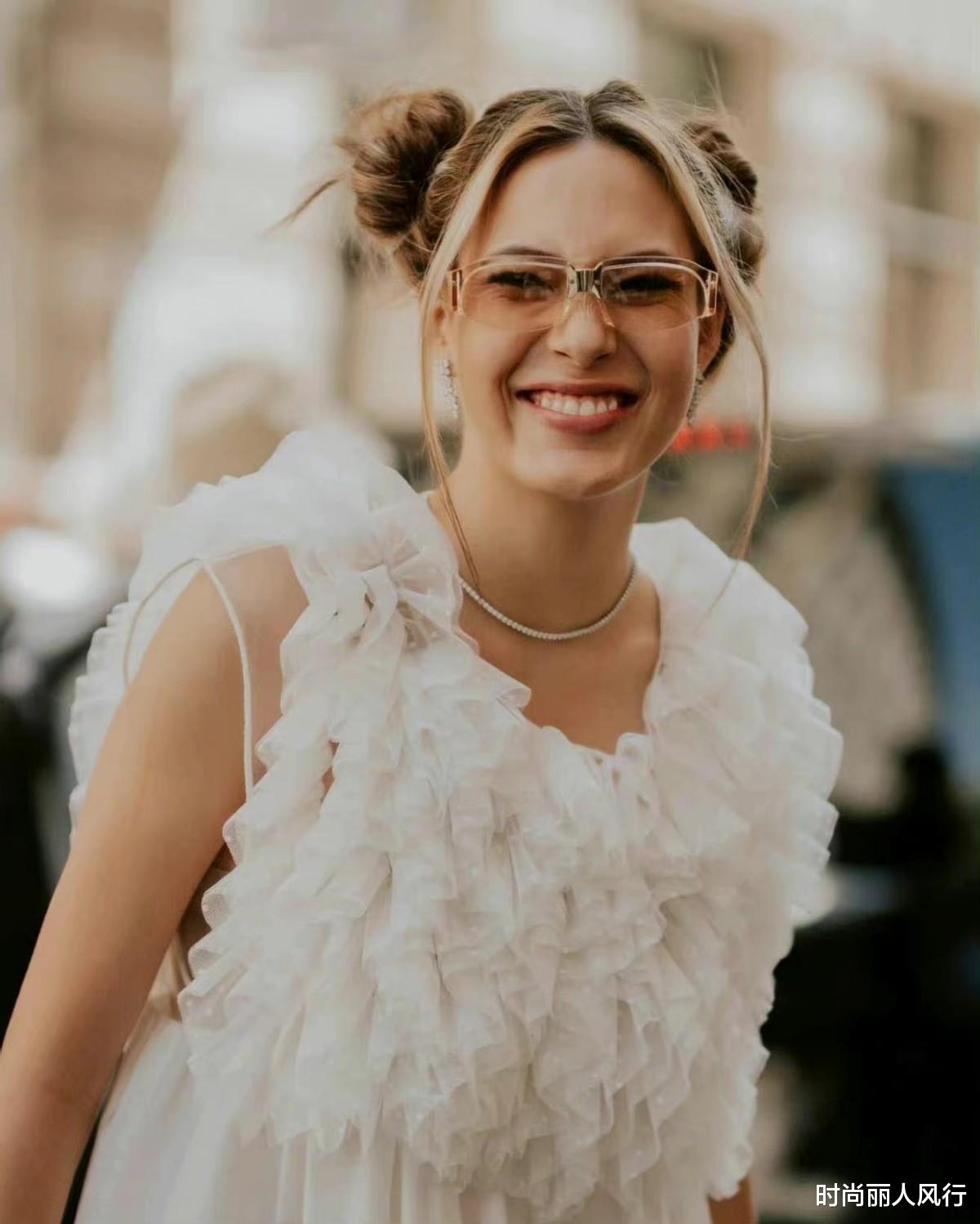 谷爱凌和妈妈又一次高调亮相！穿白色看温网决赛，妈妈又变年轻了