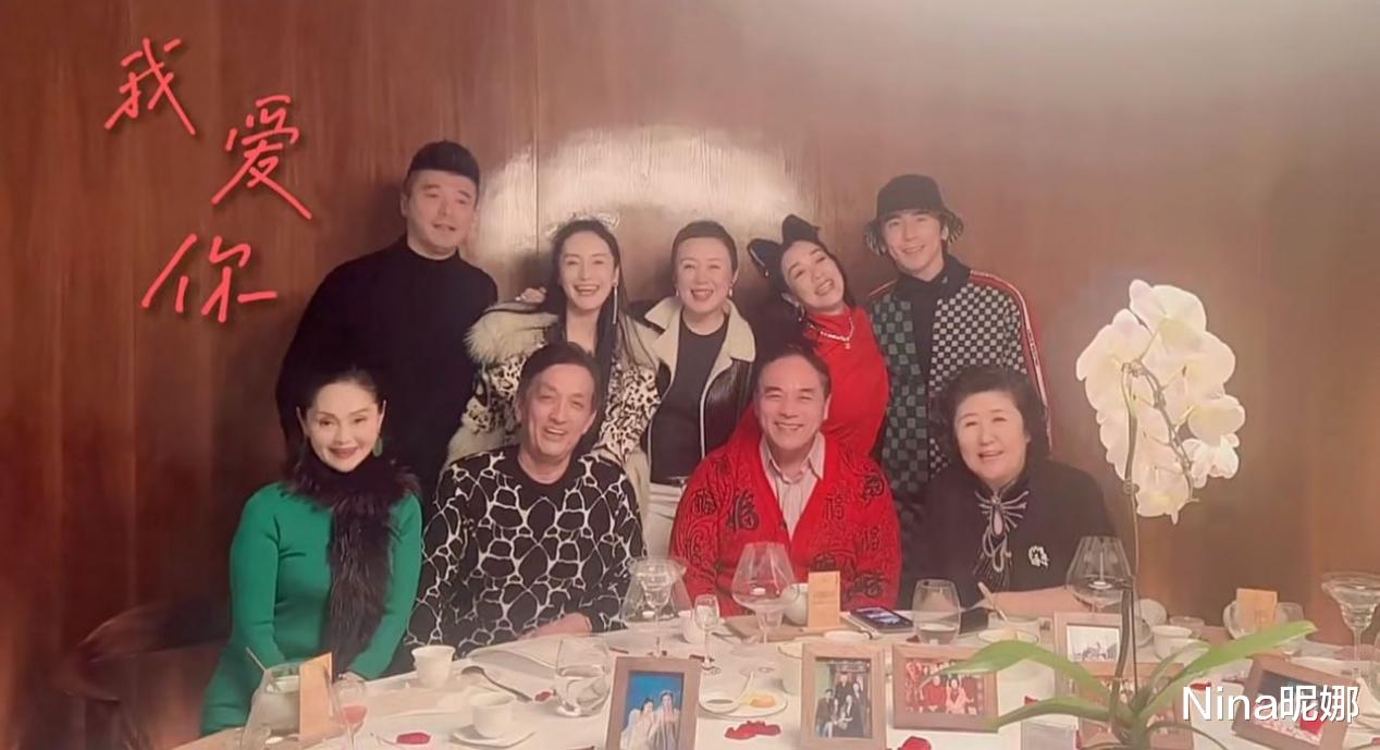 钟丽缇|钟丽缇一家过节,她穿红色戴猫耳朵打扮隆重,警察公公严肃像一家之主