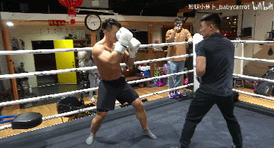 运动员|健美冠军挑战UFC运动员，被按在地上摩擦...