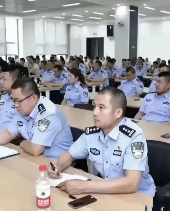 这些穿着制服开会的人,远看像警察,近看像保安,标识一应俱全