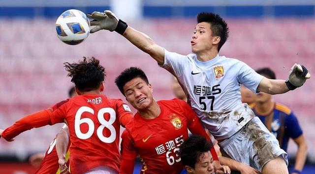 广州队|官宣！泰山0人+广州队1人，21岁门神爆冷，1场丢3球却进亚冠最佳