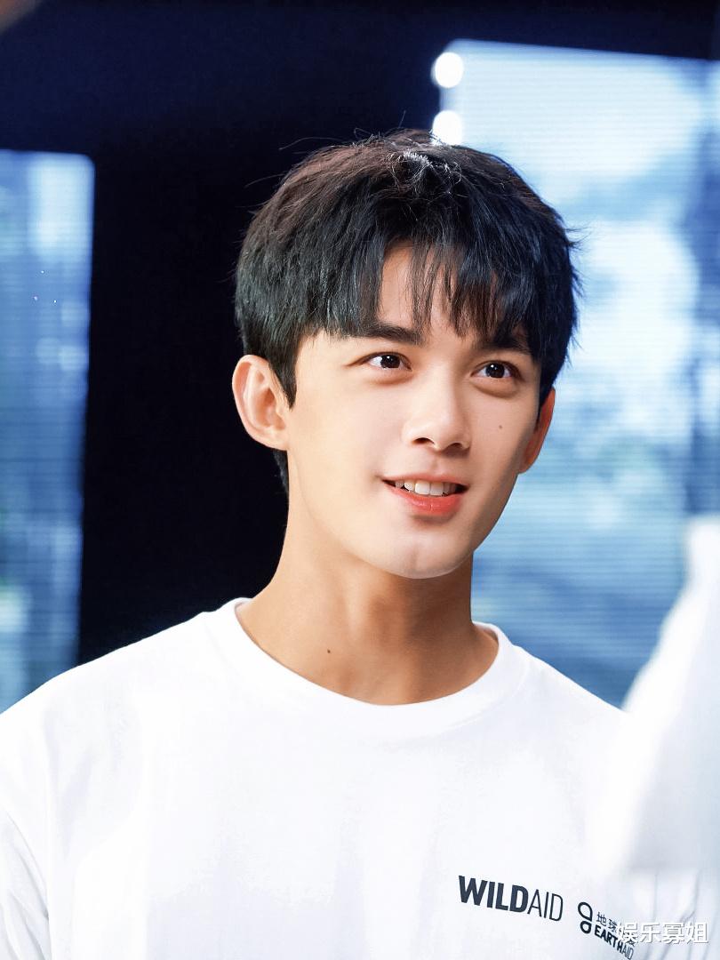 吴磊|吴磊国庆假期随拍，灰色T恤，手拿大骨棒，对着镜头竖拇指