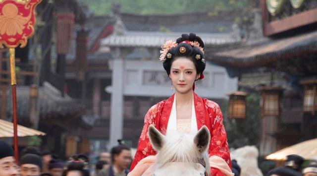 花魁|绝了！拍美女还得看女导演，这个“一见钟情”般的镜头给我看惊了