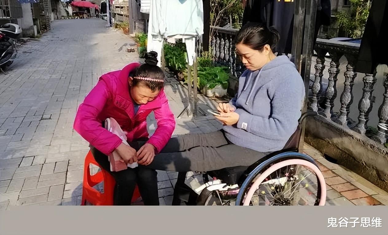 湖北34岁女子瘫痪离异后,嫁给了闺蜜的儿子!这因缘真是绝了