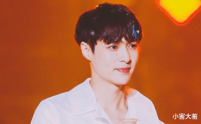 张艺兴|\根正苗红\张艺兴：一张照片暴露红色背景，纳税千万为国家付出