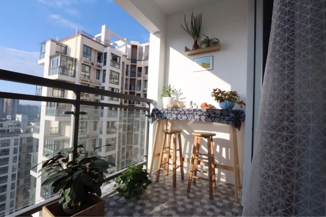 阳台靠窗装个小吧台，喝茶观景，真是不要太惬意！
