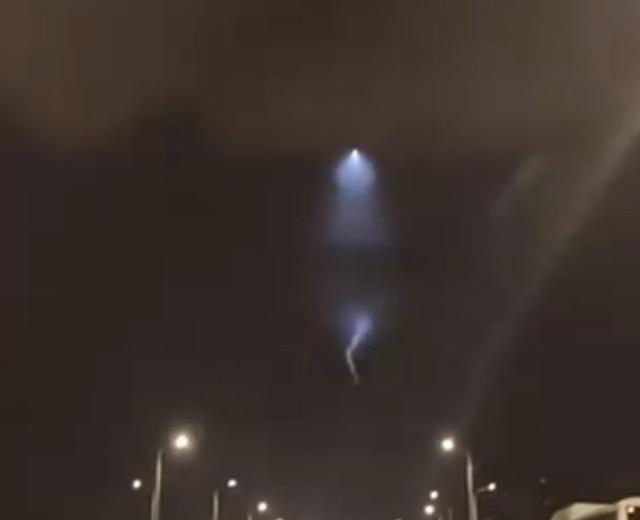 外星降临?内蒙等多地现巨大不明发光体,带着螺旋尾巴划过夜空!