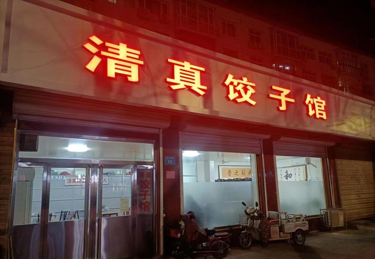 有钱人报复性消费基层百姓努力挣钱,两种生活两种人生