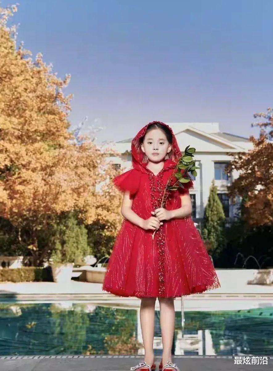 梅婷|梅婷女儿连穿4套公主裙，可爱灵动俏皮，简直是妈妈的“复刻版”