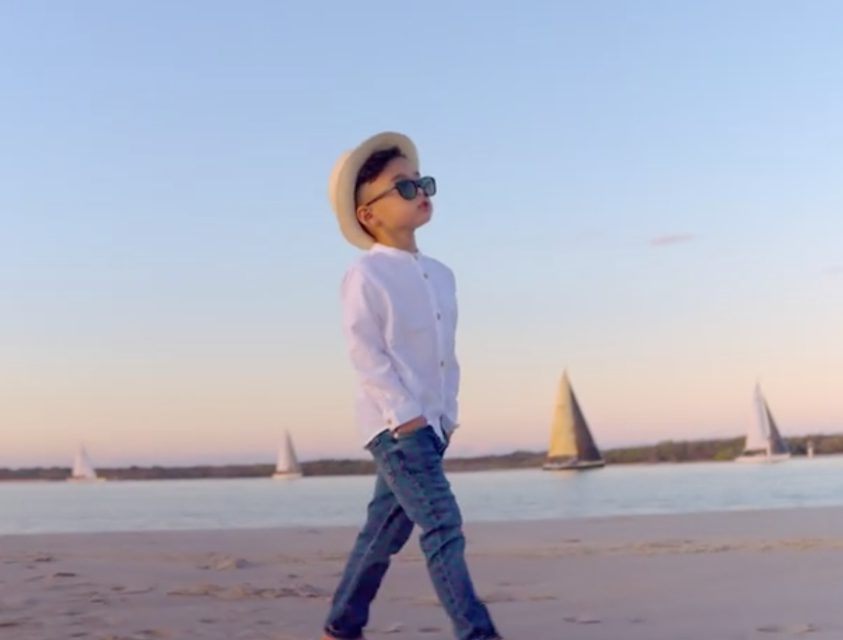 郎朗|周杰伦晒与郎朗聚会照,在豪宅天台碰杯,郎朗教罗密欧弹琴好有爱