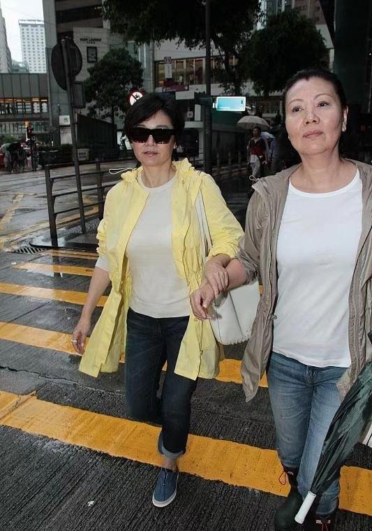 林青霞|林青霞素颜逛街，穿嫩黄色身材却很大妈感，年龄感太真实了