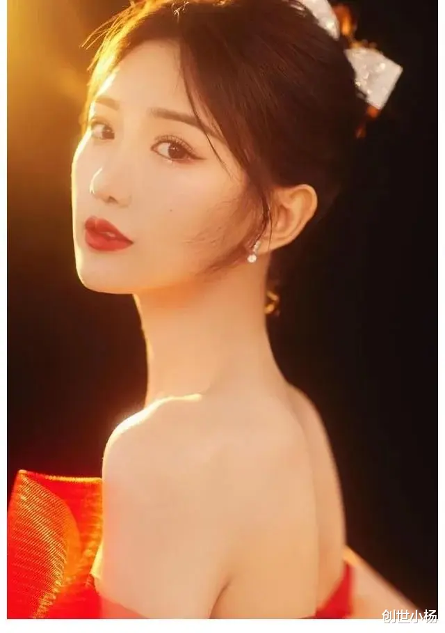 毛晓彤|毛晓彤穿红纱裙明媚迷人 半露香肩尽显娇艳