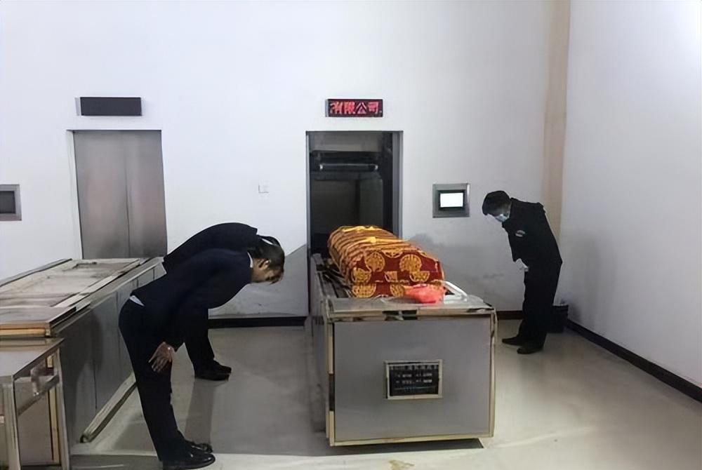 95年辽宁男子在医院死亡,妻子提出立即火化遗体,尸检后揭开真相