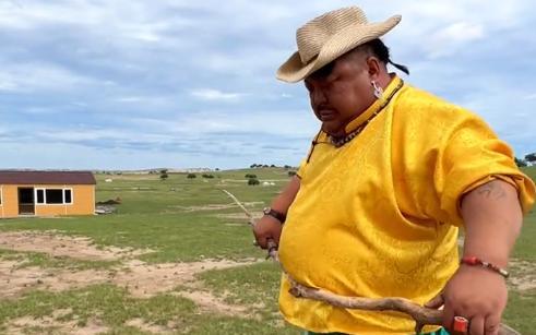 |“牛亡爷”恩克妹妹罕见露面,肤白貌美身材好,评论区却变了味