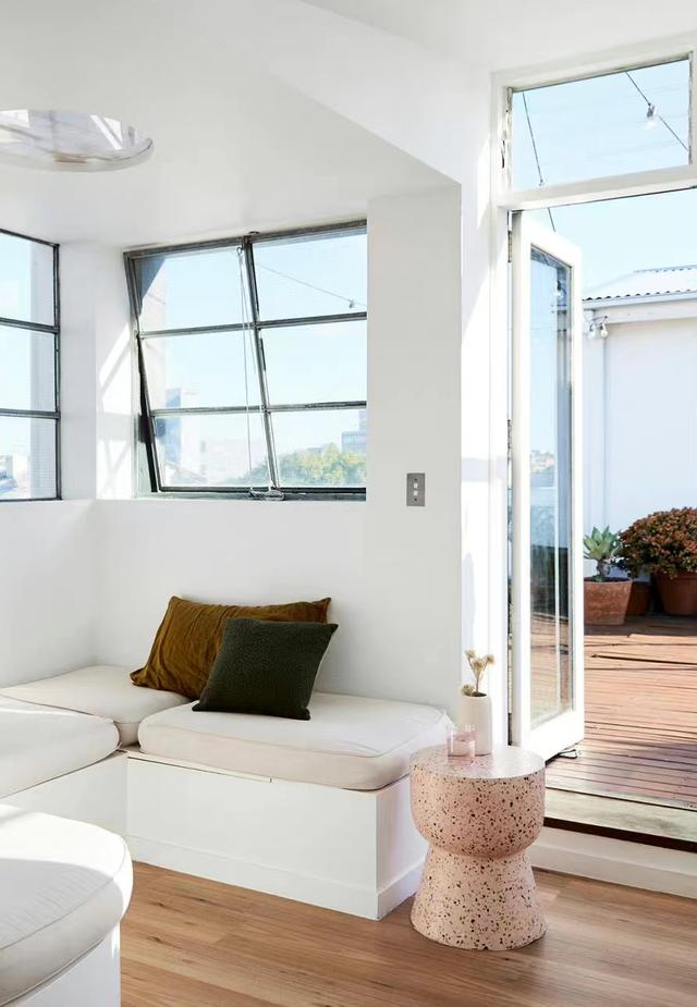 甜美女孩的顶楼住所,小而美还很敞亮,露台聚会聊天不要太惬意