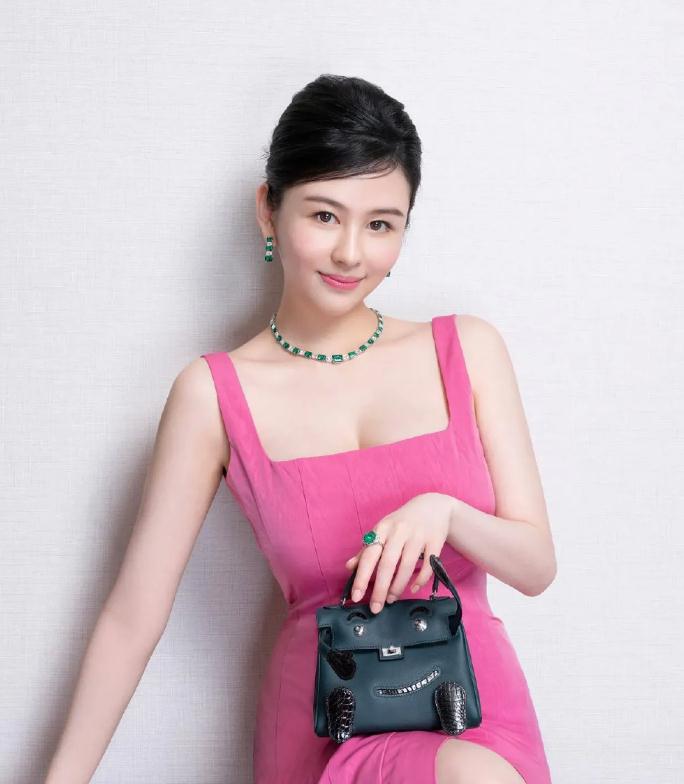 沈月|沈月最新时尚大片曝光！身材火辣曲线玲珑，背200万包包显富贵