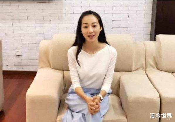 韩雪|韩雪扣子崩开，杨迪用目光提醒，下意识的小动作救场堪称教科书