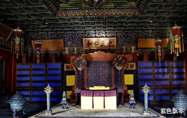 故宫养心殿为何常年阴冷潮湿?直到专家挖开地板,才发现其中秘密