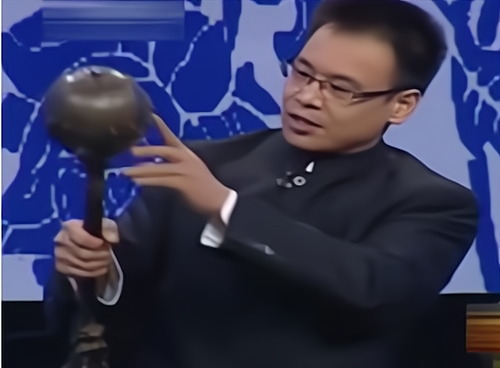 小伙拿李元霸双锤去鉴宝,引哄堂大笑,专家鉴定后全场鸦雀无声