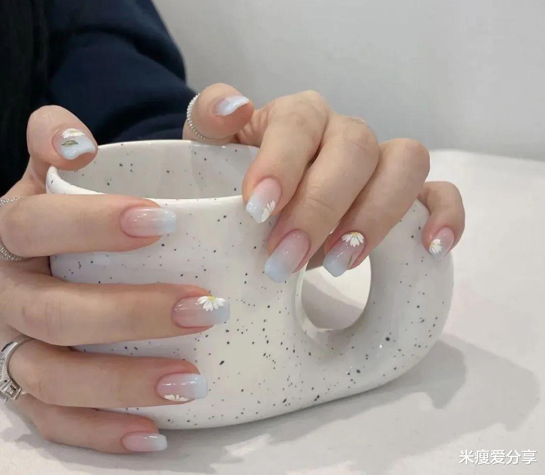 美甲 夏日心动美甲系列?，花朵手绘清新百搭，氛围感十足！