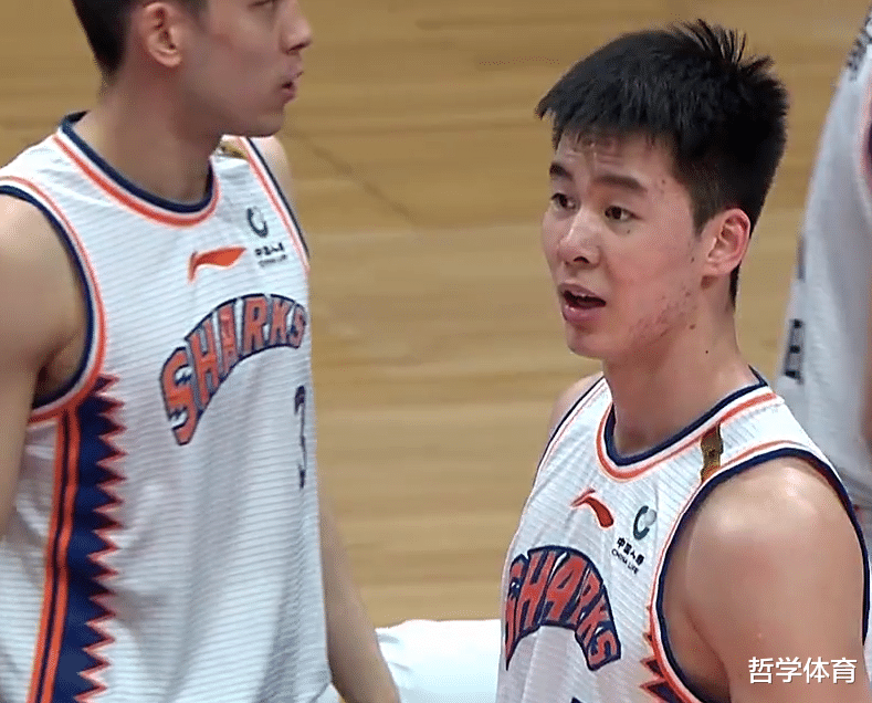 郭昊文|突发！上海队锋线悍将挥拳打球被驱逐出场，郭艾伦的表情亮了