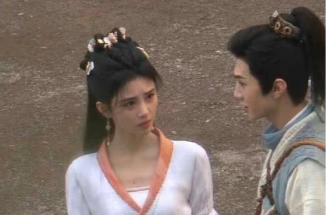 鞠婧祎|《仙剑4》开机，鞠婧祎饭拍图美若仙，不料却被路人照暴露了身材