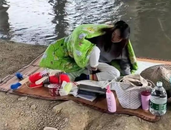 女大学生|女大学生创业失败住桥洞,寒风中不忘学习,但小细节“出卖”了她