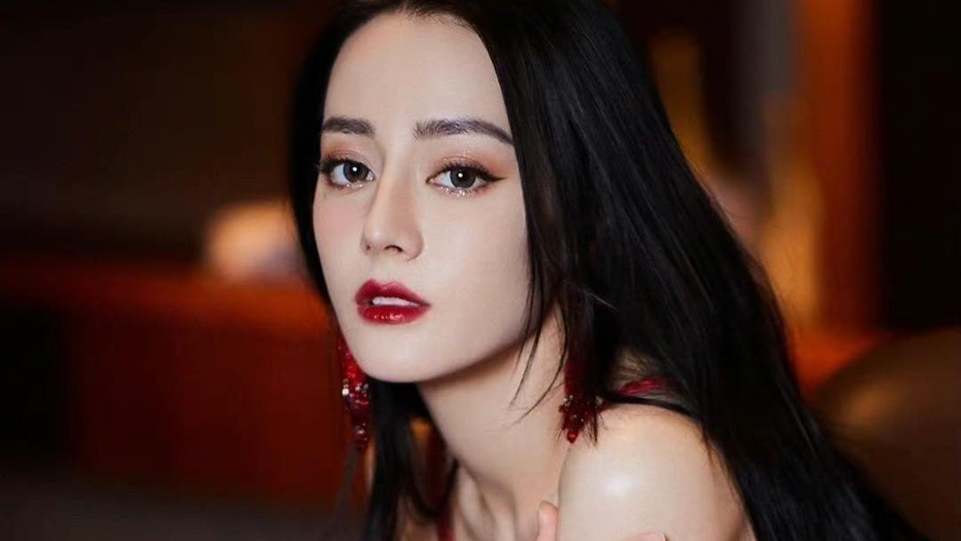 迪丽热巴|迪丽热巴真“火辣”，红色吊带裙秀出满分身材，肤白貌美惊艳众人