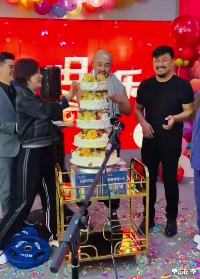 王洪祥|羡慕！武僧一龙疯狂庆生享受人生，王洪祥助兴，首次披露生日内幕