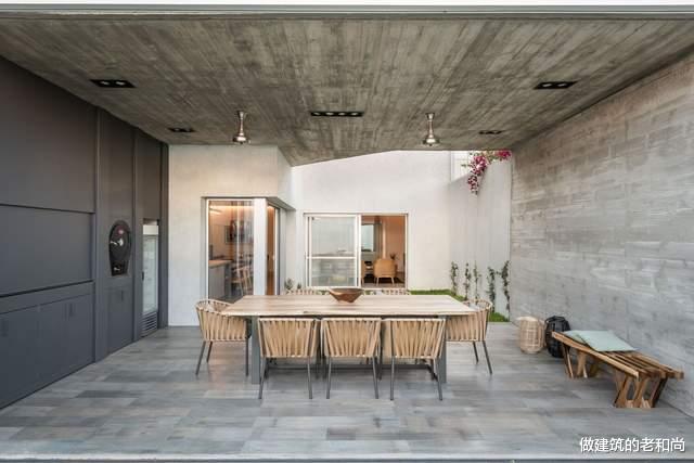 阿根廷狭长型住宅:三个庭院串联内部空间,构筑惬意的家居空间