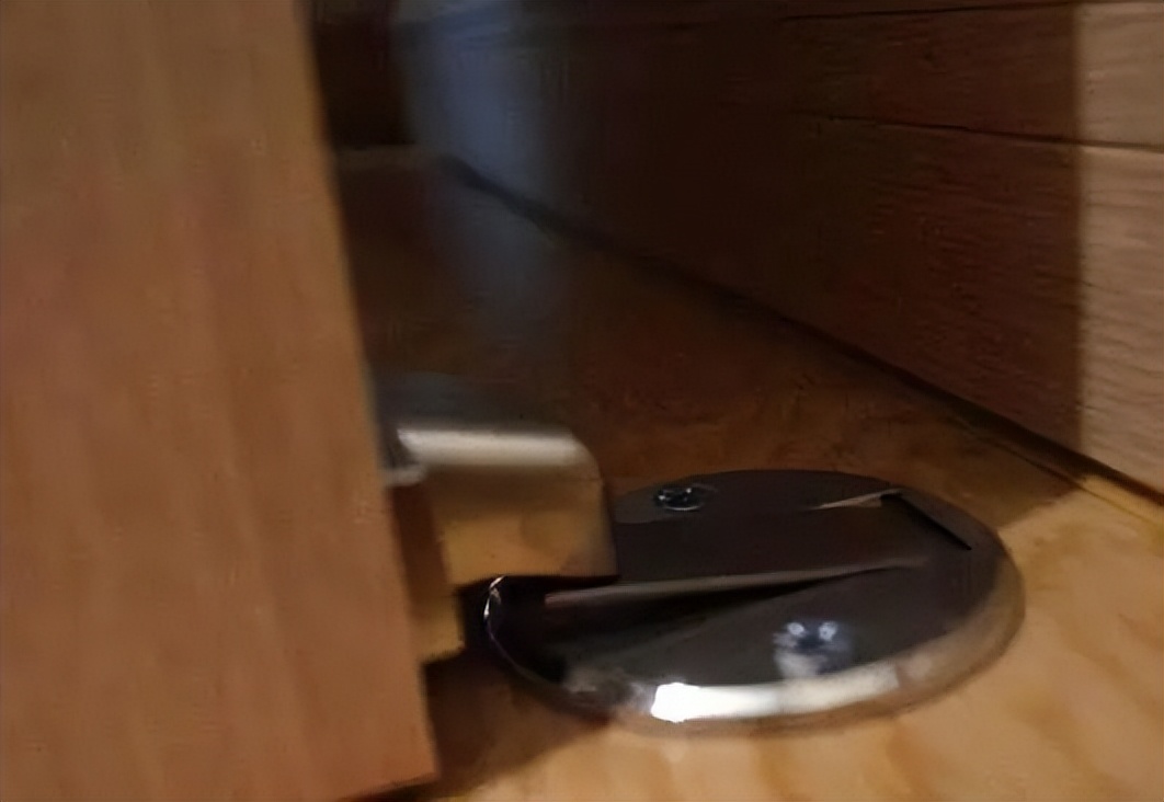 门吸安装千万别装在这个地方,若是工人做错,让他拆了重装