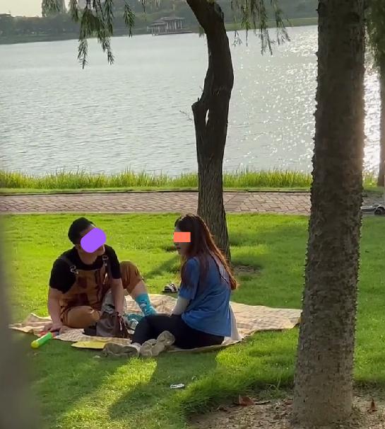 男子去相亲,初次见面带女子去露营,还带小孩玩的玩具遭女子嫌弃